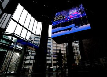 Asian stocks slide as growth, tariff worries weigh