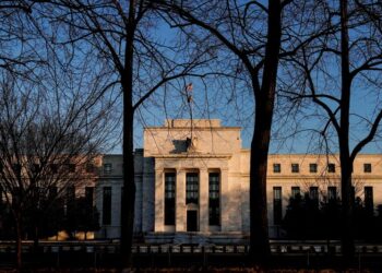Fed should ditch current policy framework, group of former top central bankers says