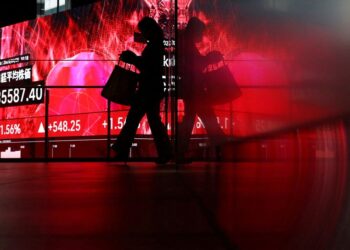 Wall Street jumps on tech boost, yen slides on BOJ gloom