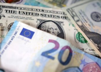 Euro rises, dollar recovers as Trump gives more time for EU deal