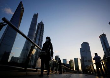 China May bank loans rise less than expected as trade jitters weigh