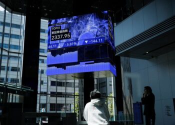 Equities little changed; US yields dip as investors look to tariffs, earnings, economic data