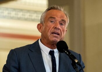 US health officials, tech executives to launch data-sharing plan, Bloomberg News reports