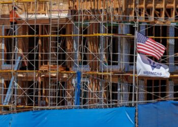 US labor costs rise slightly above expectations in second quarter