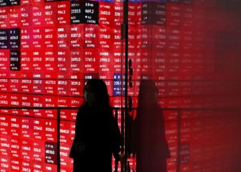 Asian stocks climb, dollar droops on Fed easing bets