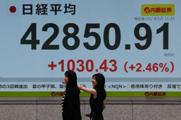 Asian shares choppy, dollar steady as traders await Powell speech