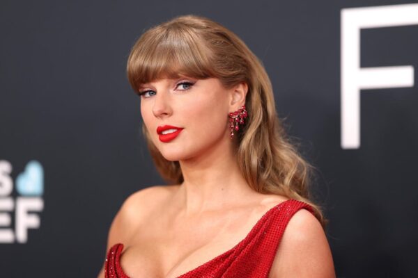 Taylor Swift’s Engagement Ring May Be 13 Carats, Expert Says-And Is Worth An Estimated $650,000