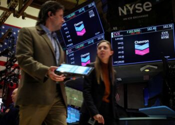 Stock indexes mostly rise with tech shares; euro, yen weaken on fiscal worries