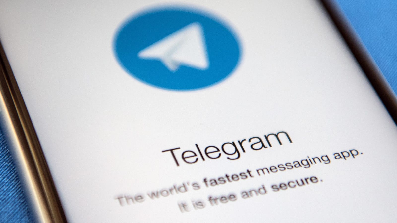 The Founder Who Runs A Billion User Company With 40 People (And No Phone)