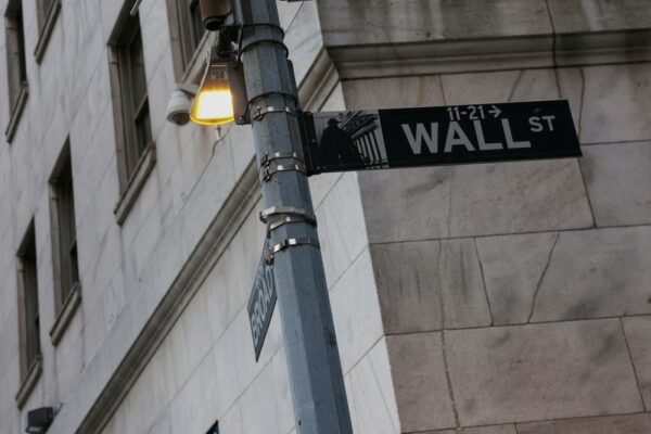 US bank stocks shiver as investors grow uneasy about mounting risks