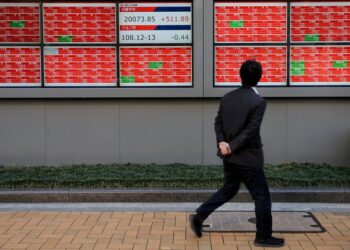 Asian stocks gain on trade truce, AI sentiment; dollar at 3-month high