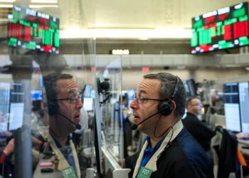 Investors watching US economic signs as market pulls back, tech teeters