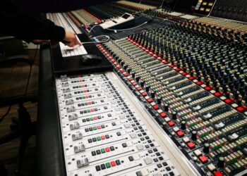 Warner Music signs deal with AI music startup Suno, settles lawsuit