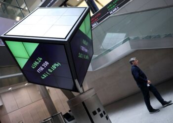 UK stocks post weekly declines as energy and financials lag