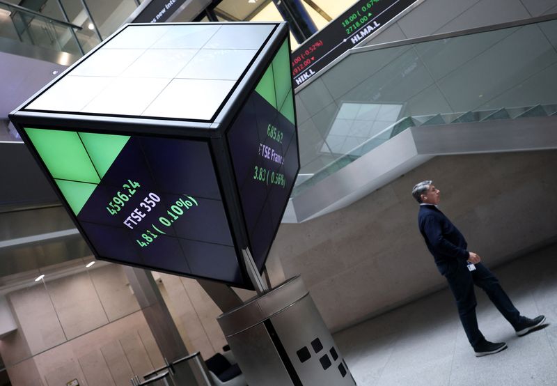 UK stocks post weekly declines as energy and financials lag