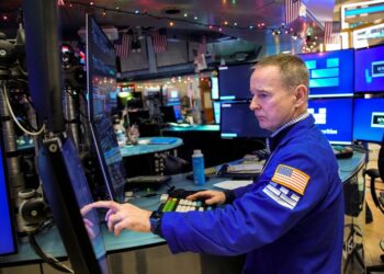 Wall St edges higher as economic data boosts Fed rate-cut bets