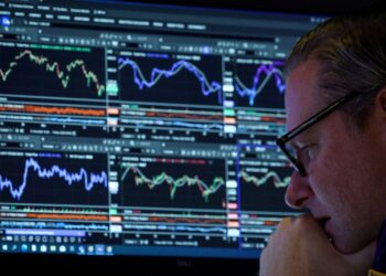 Wall St flat as healthcare losses offset tech gains; focus on jobs data