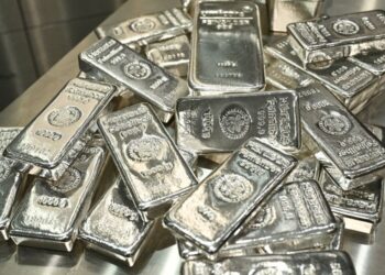 Spot silver extends rally to hit $70 per ounce for first time
