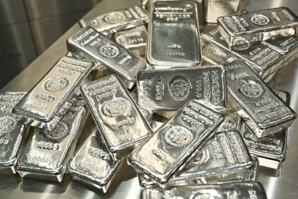 Spot silver extends rally to hit $70 per ounce for first time
