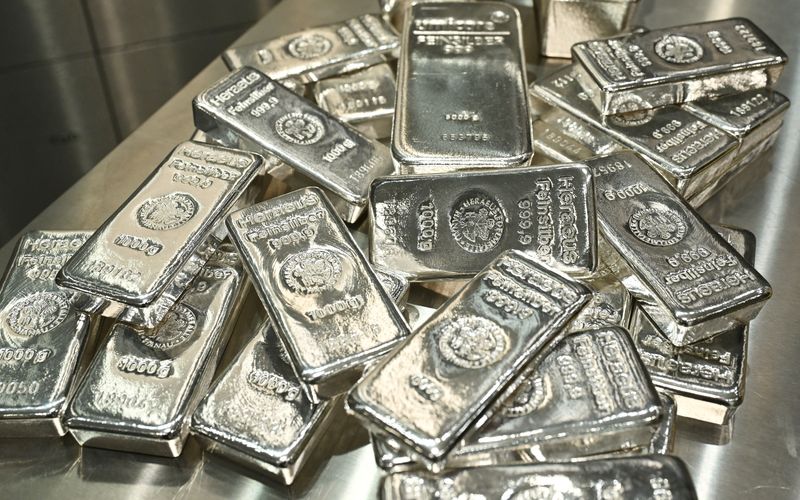 Spot silver extends rally to hit $70 per ounce for first time