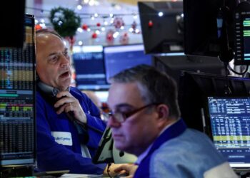US stocks end down as tech shares drop ahead of New Year