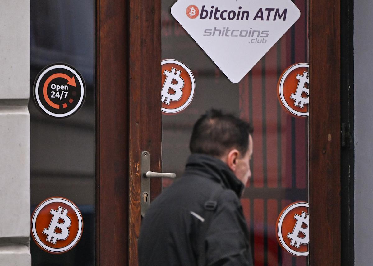 Bitcoin price falls as BlackRock and Fidelity ETFs see heavy outflows