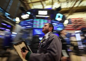 S&P 500 marks closing record as corporate earnings roll in; Medicare rates hit insurers