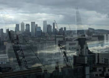 UK employers see 2026 pay rises in 3%-3.5% range, survey shows