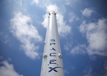 SpaceX delays Mars plans to focus on 2027 moon landing, WSJ reports