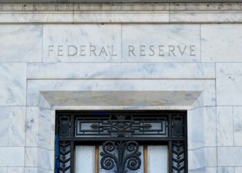 Fed minutes show officials grappling with policy split, impact of AI on economy