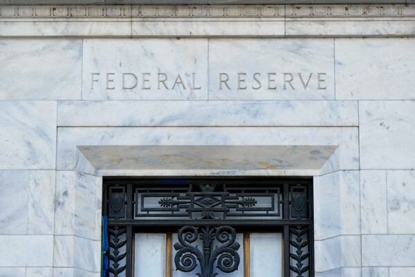 Fed minutes show officials grappling with policy split, impact of AI on economy