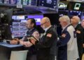Wall St extends rally on tech strength; Mideast deal stays in focus