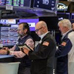 Wall St extends rally on tech strength; Mideast deal stays in focus