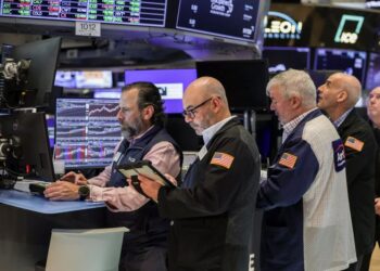 Wall St extends rally on tech strength; Mideast deal stays in focus
