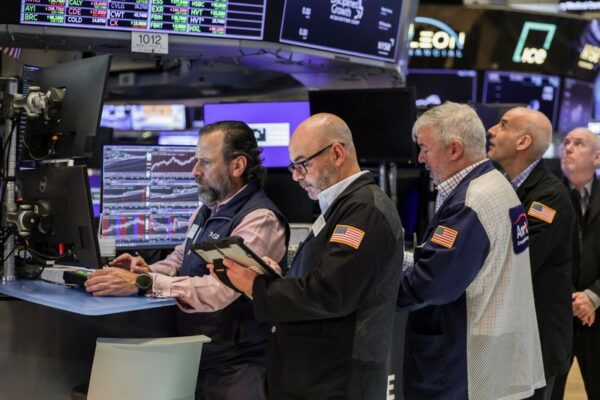 Wall St extends rally on tech strength; Mideast deal stays in focus