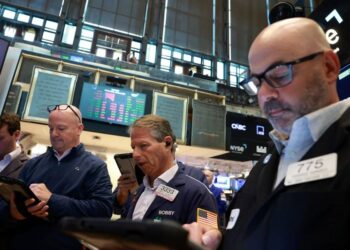 Trading Day: War clouds and tech wobbles