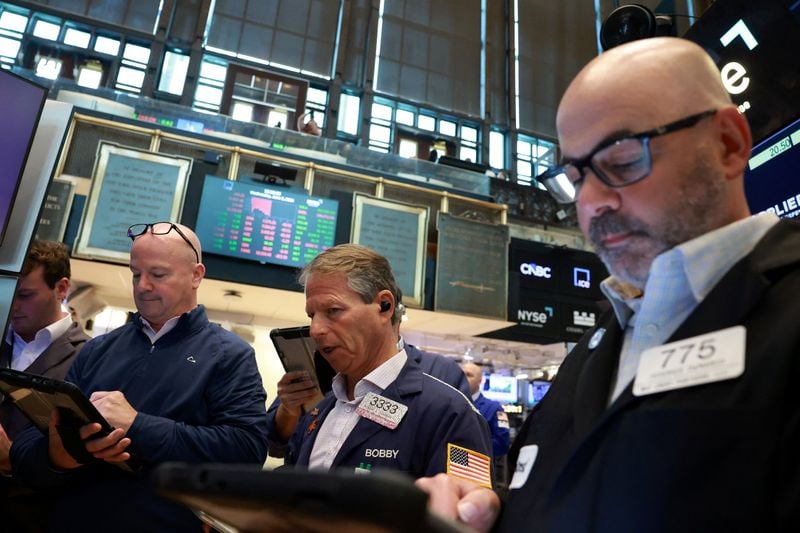 S&P 500, Nasdaq end up as tech, chipmakers rebound