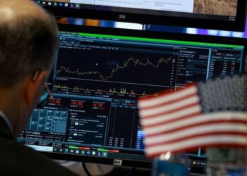 Dow hits record high on US-Iran deal optimism, oil prices slide