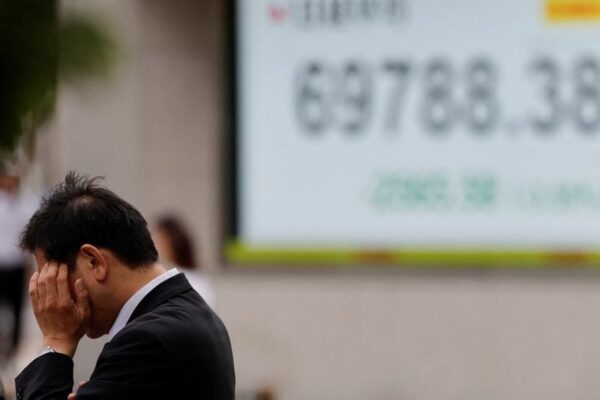 Asian shares fall as chipmakers drag; US jobs data looms