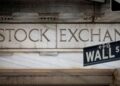 Investors look for Fed clues, earnings signs as tech wobbles
