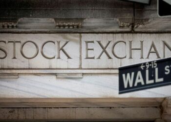 Investors look for Fed clues, earnings signs as tech wobbles