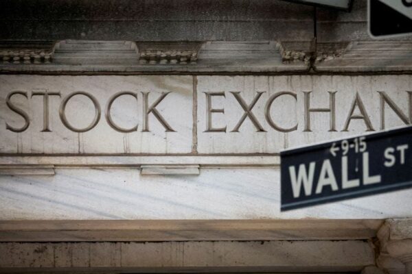 Investors look for Fed clues, earnings signs as tech wobbles
