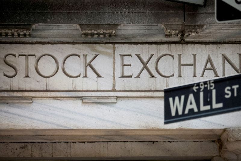 Investors look for Fed clues, earnings signs as tech wobbles 